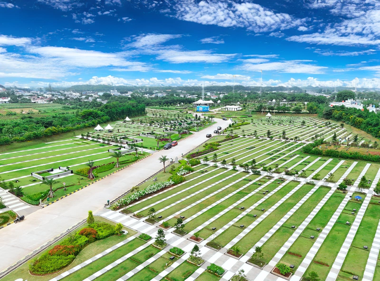 Foto udara taman dan jalan setapak Al Azhar Memorial Garden, Karawang