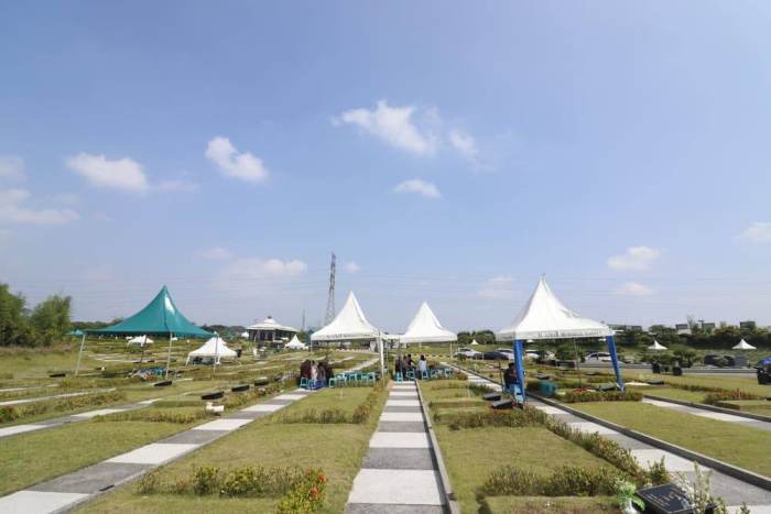 Jalan setapak menuju area ziarah