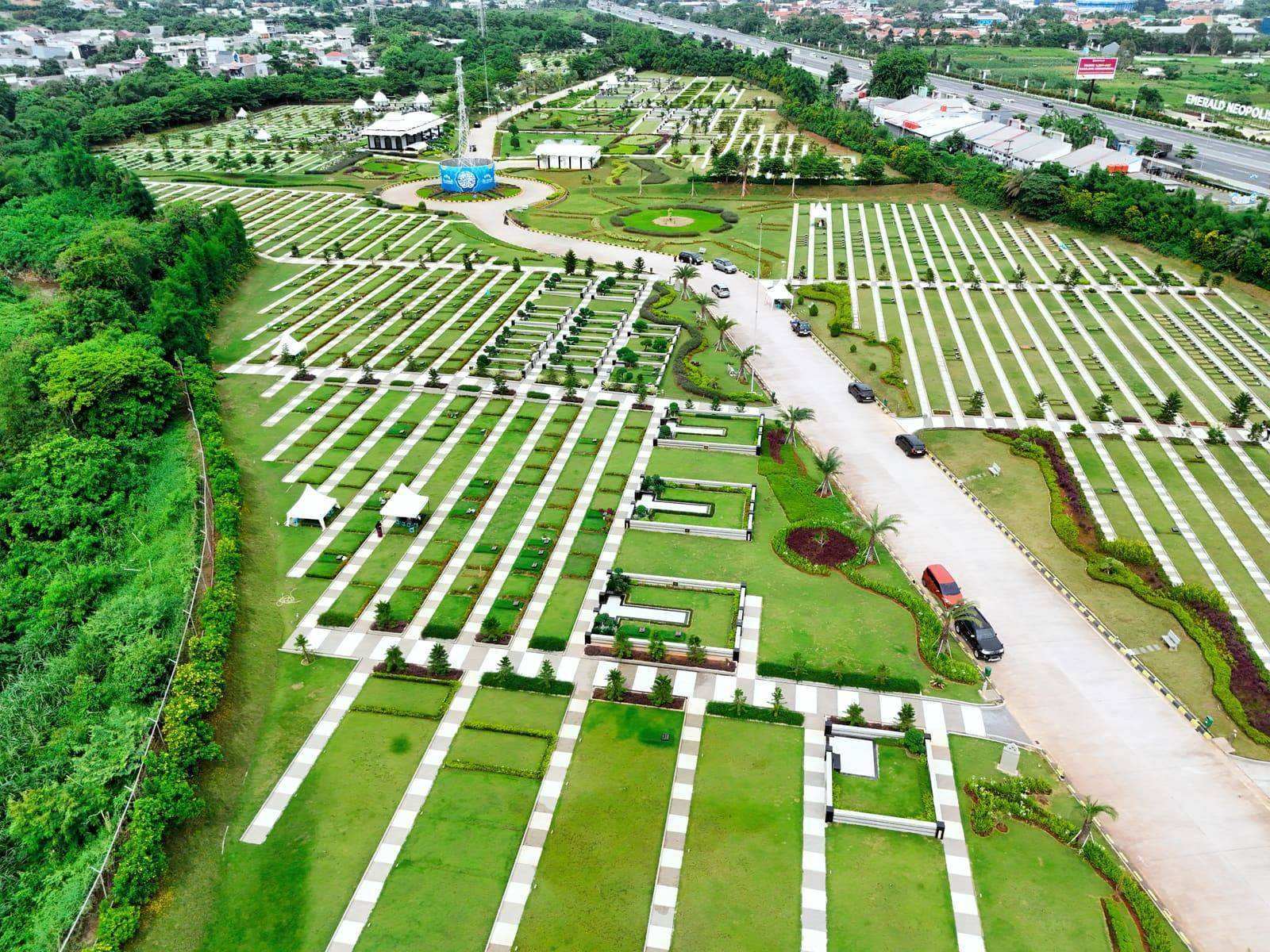 Foto udara kawasan Al Azhar Memorial Garden, Karawang