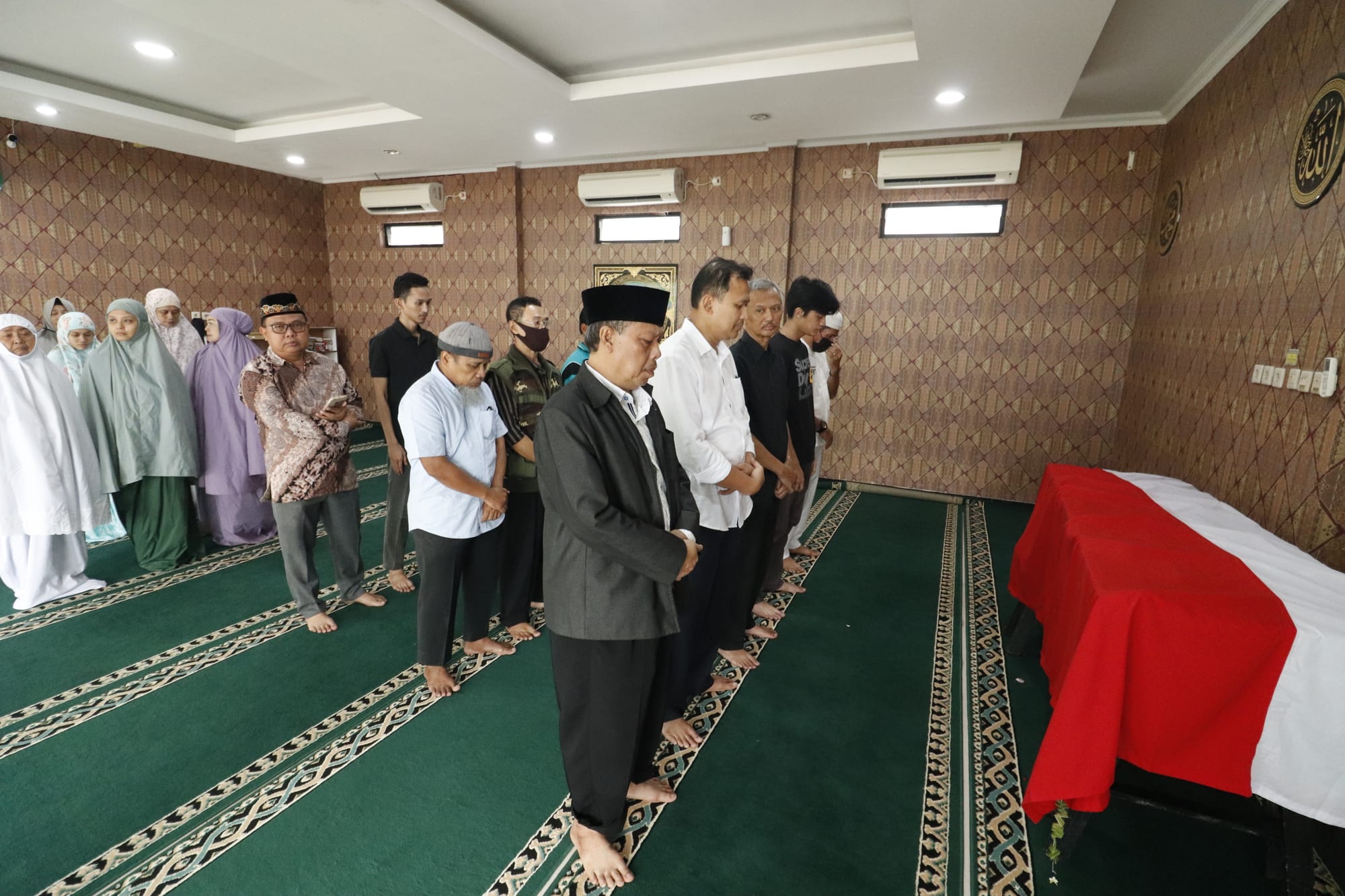 prosesisholatjenazahmakamalazharmemorialgardenkarawang.jpg